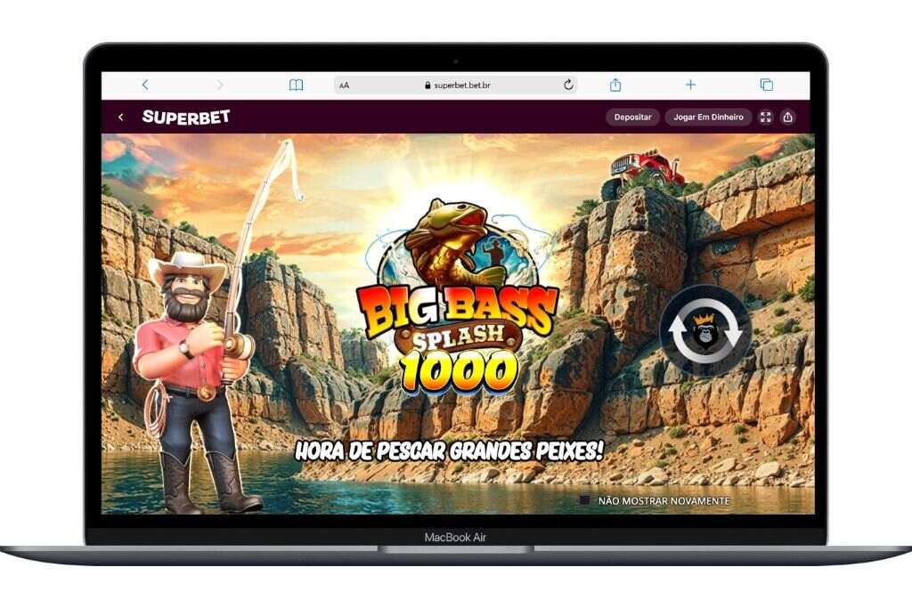 Tela do jogo Big Bass Splash 1000 aberta no site Superbet em um MacBook Air, mostrando o personagem pescador cowboy com a vara de pesca em um cenário de canyon ao entardecer, com a frase "Hora de pescar grandes peixes!" em destaque.