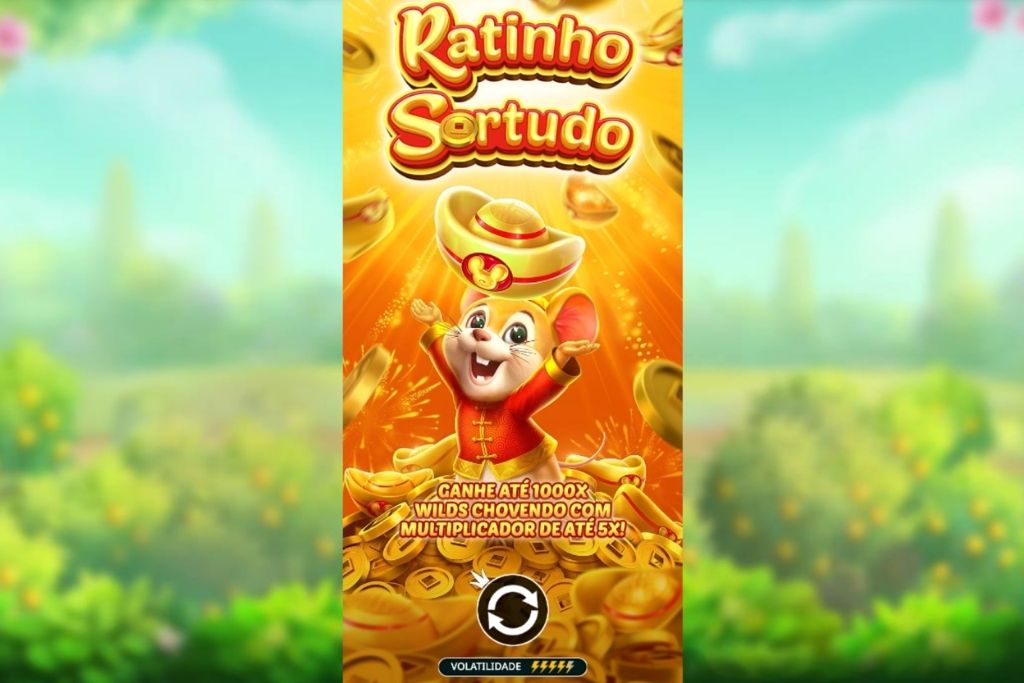Arte promocional do slot Ratinho Sortudo com o personagem ratinho animado usando traje chinês vermelho e chapéu dourado, cercado por moedas e lingotes de ouro sobre fundo laranja brilhante, destacando os recursos de wilds chovendo com multiplicador de até 5x.