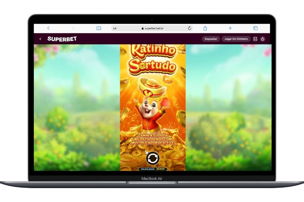 Tela do jogo Ratinho Sortudo aberta no site Superbet em um MacBook Air, exibindo o personagem ratinho vestido com roupa tradicional chinesa vermelha sobre uma pilha de moedas douradas, com a mensagem de que é possível ganhar até 1000x com wilds e multiplicador de até 5x.