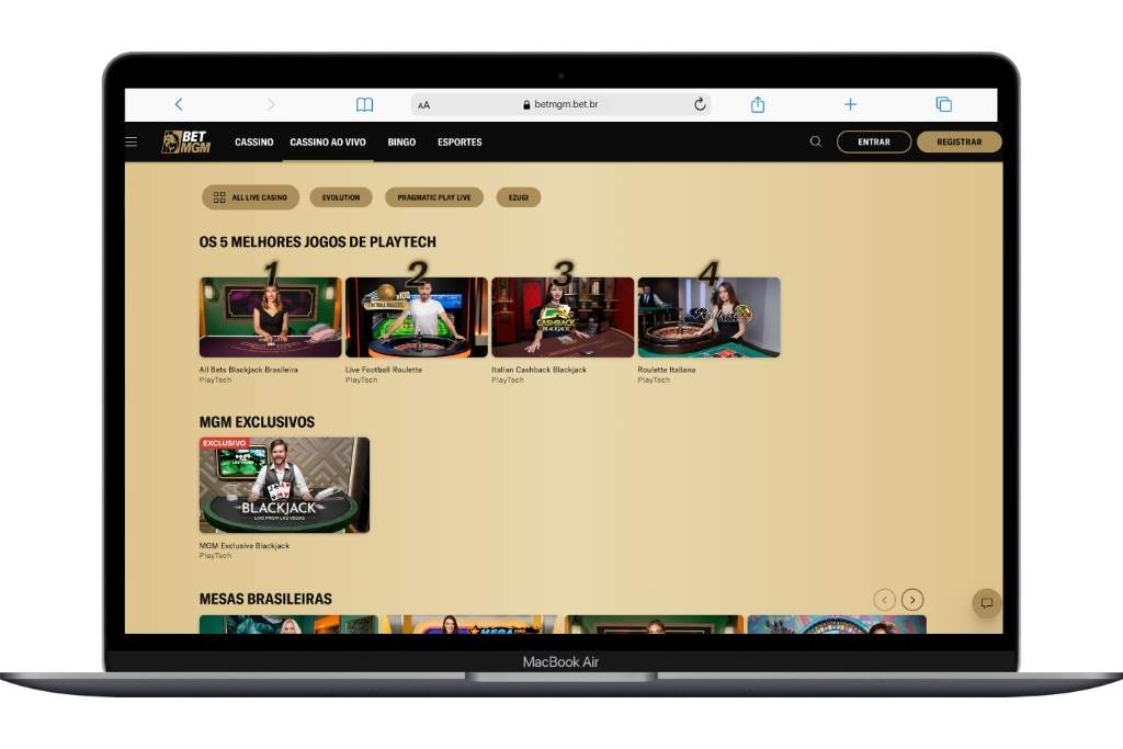 Notebook MacBook Air aberto mostrando a interface do site de apostas com a seção dedicada aos títulos de Playtech Cassino, apresentando opções de roleta e blackjack ao vivo em uma vitrine organizada.