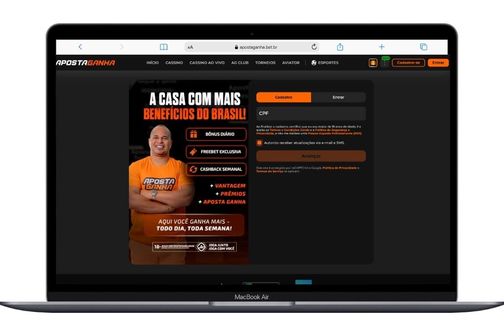 Tela de um MacBook Air mostrando o formulário de cadastro no Aposta Ganha com campo para CPF e informações sobre bônus e cashback.