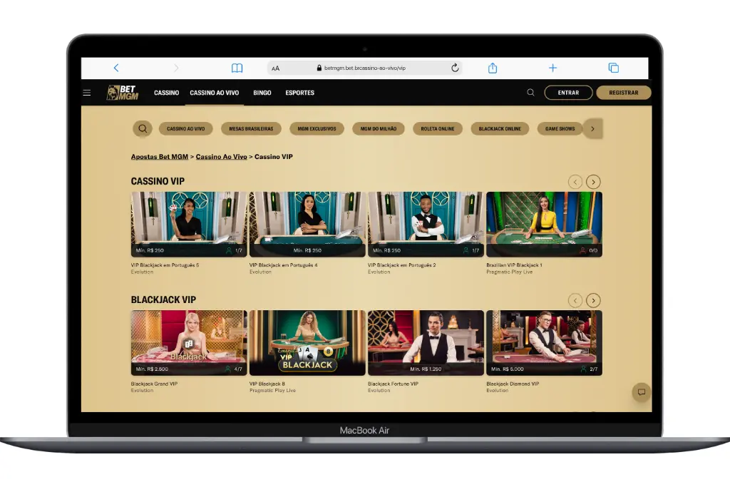 Tela de um MacBook exibindo o site da BetMGM com diversas opções de salas de blackjack e roleta na seção de cassino VIP ao vivo.