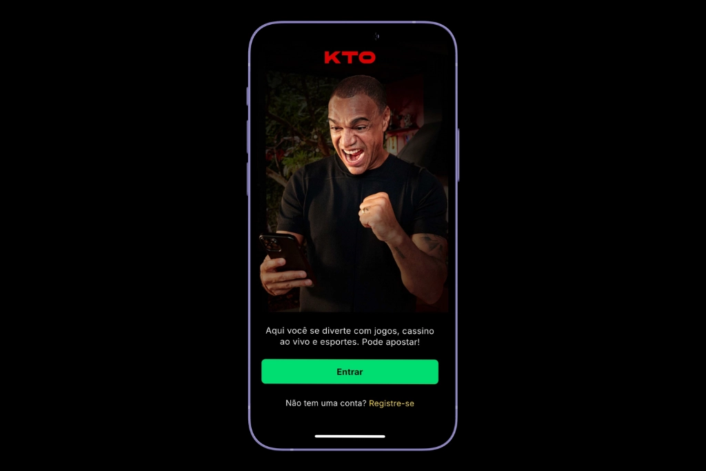 KTO app exibido em um smartphone com tela de login, mostrando o embaixador da marca segurando um celular e celebrando uma aposta.
