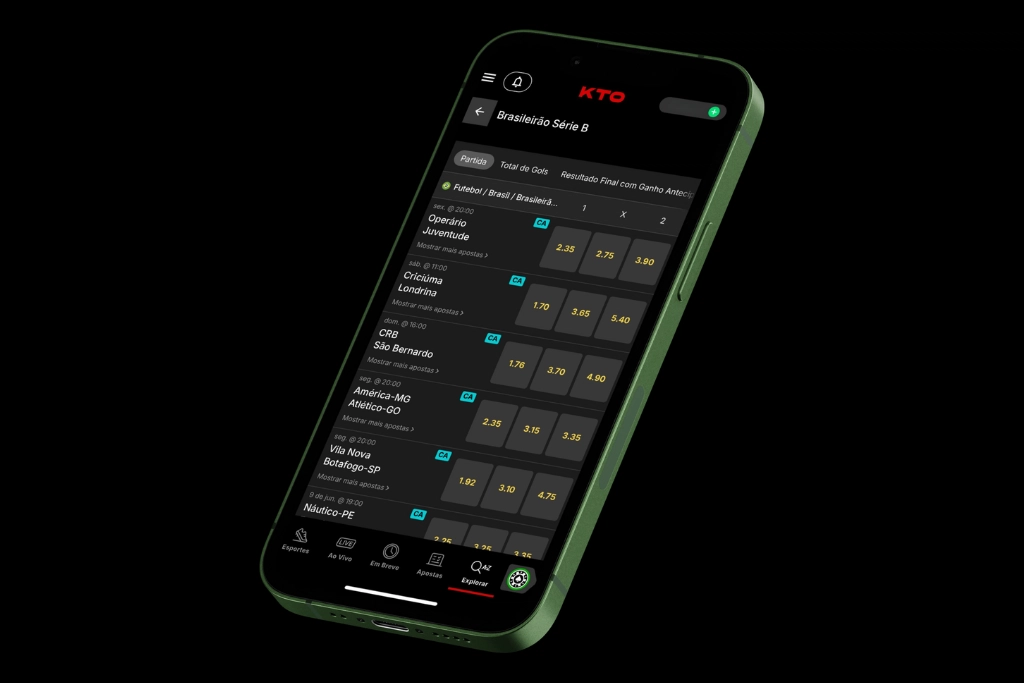 KTO app em um smartphone exibindo a tela de apostas esportivas com odds para jogos do Brasileirão Série B.