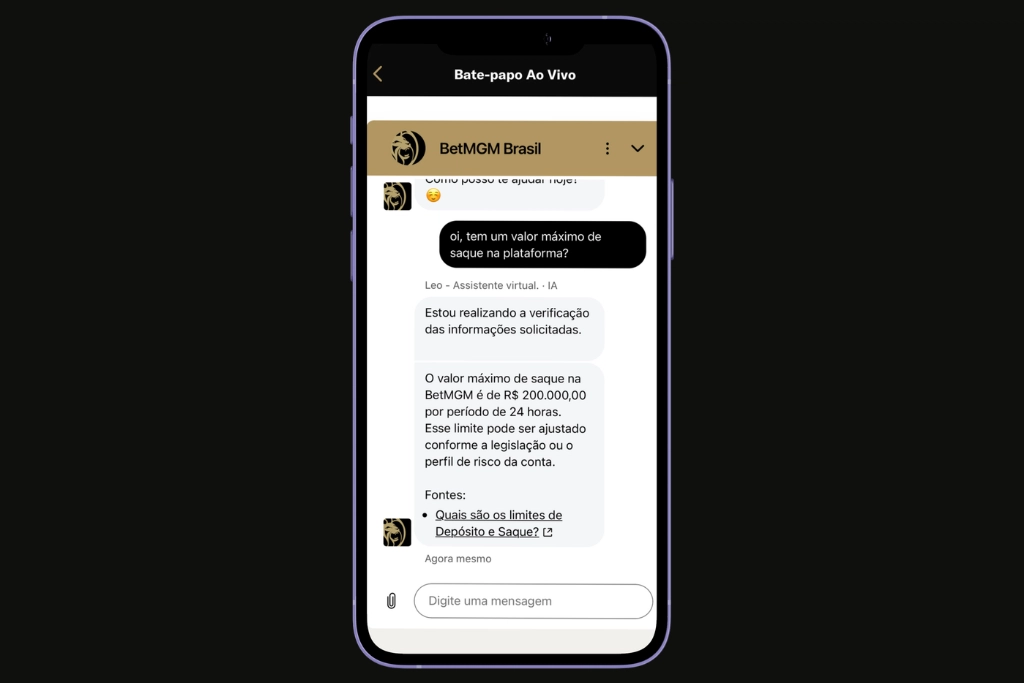 Tela de suporte por chat ao vivo no aplicativo BetMGM Brasil, intitulada "Bate-papo Ao Vivo". A interface exibe uma conversa em português com o assistente virtual de inteligência artificial chamado "Leo". O usuário pergunta: "oi, tem um valor máximo de saque na plataforma?". O assistente responde em um balão de texto cinza: "O valor máximo de saque na BetMGM é de R$ 200.000,00 por período de 24 horas. Esse limite pode ser ajustado conforme a legislação ou o perfil de risco da conta." Na parte inferior, há o campo "Digite uma mensagem" e um ícone de anexo.