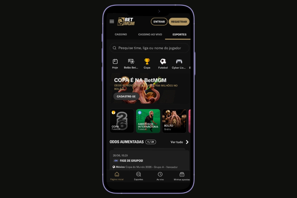 Interface inicial do aplicativo BetMGM aberta em um smartphone de cor verde, focado na seção de Apostas Esportivas. No topo, há o logotipo da marca e os botões "Entrar" e "Registrar". Logo abaixo, uma barra de pesquisa diz "Pesquise time, liga ou nome do jogador", seguida por ícones de categorias como "Hoje", "Bolão Bet...", "Copa" e "Futebol". Um banner central traz uma imagem estilizada de um polvo segurando uma taça com o texto "COPA É NA BetMGM". Na parte inferior, há um menu de navegação e um card sobre a "Fase de Grupos" da Copa do Mundo 2026.