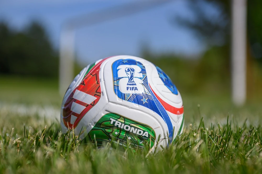 Bola oficial sobre o gramado para ilustrar quem vai ganhar a Copa do Mundo 2026.